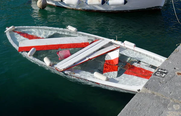 Лодка Затонула Шторма Италии — стоковое фото