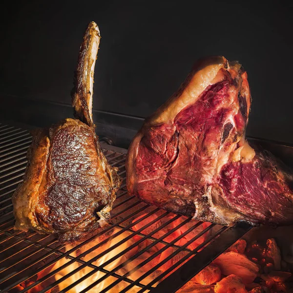 Knochensteak Auf Einem Grill Auf Schwarzem Hintergrund — Stockfoto