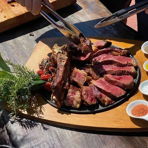 Detail Aus Gebratenem Fleisch Auf Einem Grill — Stockfoto