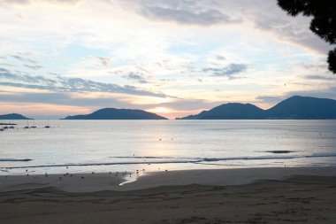 Kış mevsiminde gün batımında la spezia körfezi