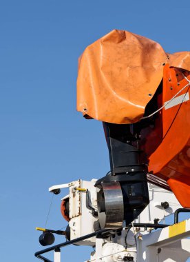 Turuncu hızlı kurtarma gemisi römorkörün üstünde.