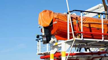 Turuncu hızlı kurtarma gemisi römorkörün üstünde.