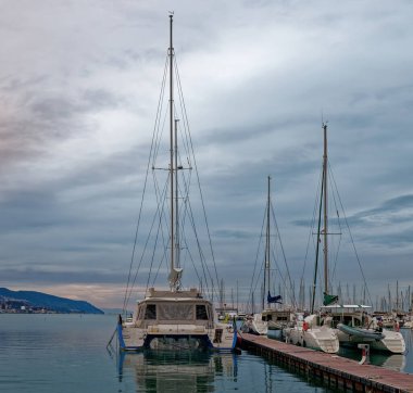 Limanda yelkenli bir katamaran.