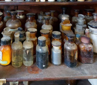 Eski tıbbi, kimya ve eczane camlarının arka planında bir şişe zehir. Kimya ve eczacılık tarihi panoramik kavram geçmişi. 