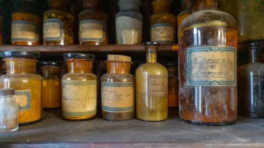 Eski tıbbi, kimya ve eczane camlarının arka planında bir şişe zehir. Kimya ve eczacılık tarihi panoramik kavram geçmişi. 