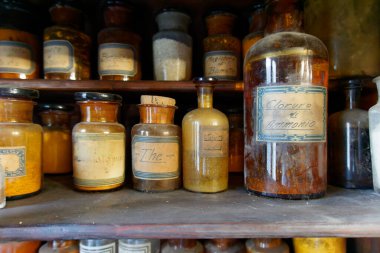 Eski tıbbi, kimya ve eczane camlarının arka planında bir şişe zehir. Kimya ve eczacılık tarihi panoramik kavram geçmişi. 