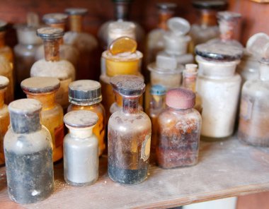 Eski tıbbi, kimya ve eczane camlarının arka planında bir şişe zehir. Kimya ve eczacılık tarihi panoramik kavram geçmişi. 