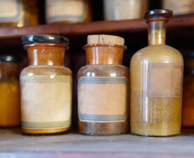 Eski tıbbi, kimya ve eczane camlarının arka planında bir şişe zehir. Kimya ve eczacılık tarihi panoramik kavram geçmişi. 