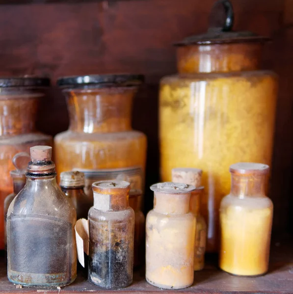 Een Fles Vergif Een Achtergrond Van Oud Medisch Chemisch Farmaceutisch — Stockfoto