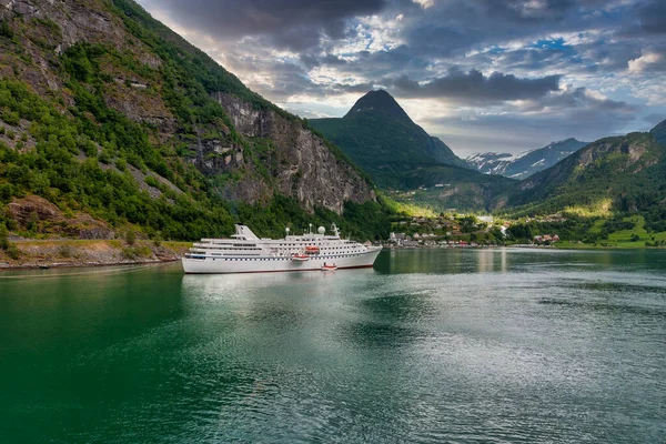 Kreuzfahrtschiff Einem Norwegischen Fjord — Stockfoto