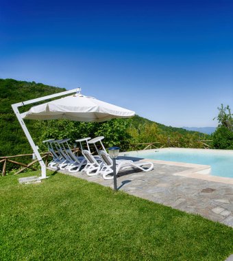 Bahçede lüks bir yüzme havuzu