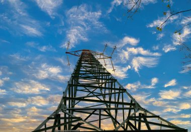 La Spezia 'daki bir çayırda büyük bir elektrik kulesi.