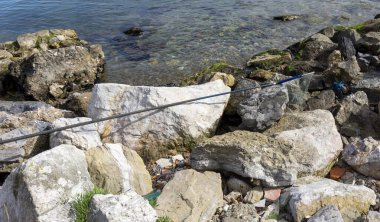 La Spezia 'da bir kayanın tepesine iniyor.