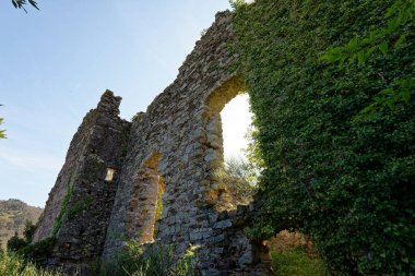La Spezia 'da küçük bir köy olan Biassa yakınlarındaki eski bir şatonun kalıntıları.