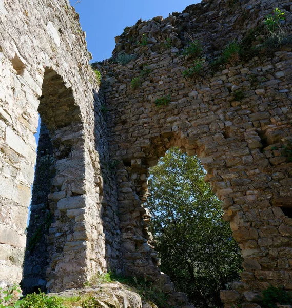 拉斯佩齐亚的一个小村庄比萨城附近一座城堡的旧废墟的细节 — 图库照片