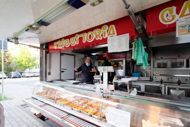 LA SPEZIA, ITALY - 17 Nisan 2021: yoldaki geleneksel İtalyan mutfağı. Sokaklarda küçük kamyonların servis ettiği yiyecekler..