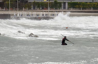 Bir sörfçü İtalya 'da bir dalgada sörf yapar