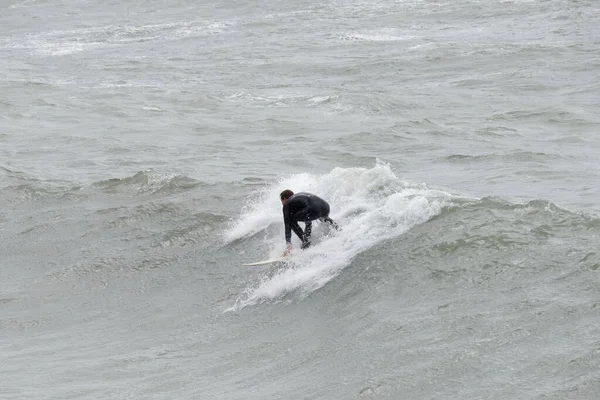 Bir Sörfçü Talya Bir Dalgada Sörf Yapar — Stok fotoğraf