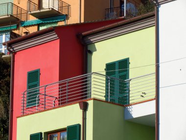 La Spezia, İtalya - Mayıs 2021: Yeni yerleşim bölgesi. Dışarıdaki binalar. Arabalar park edilmiş. Gayrimenkul yatırımı.             