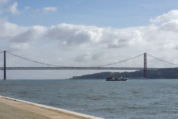 Foto Der Brücke Abril Über Den Fluss Tagus — Stockfoto