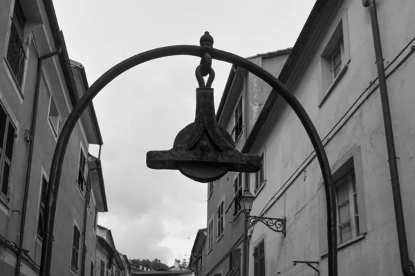 拉斯佩齐亚附近的中世纪村庄维萨诺的黑白照片 — 图库照片
