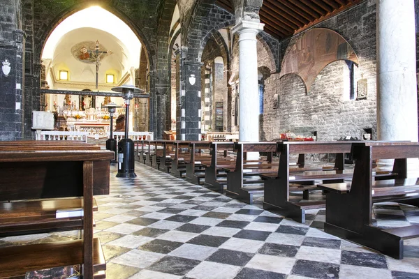 Innen in einer alten Kirche in Portovenere — Stockfoto