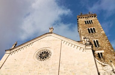 Kilise cephesi