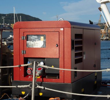 Teknenin tepesinde dizel jeneratör var. 