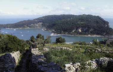 Palmaria Adası ve Portovenere 'nin havadan görünüşü.