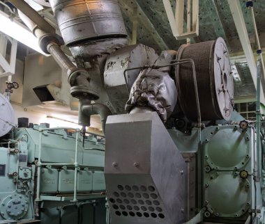 Denizci motoru. Dizel jeneratör. Makine dairesi içi.