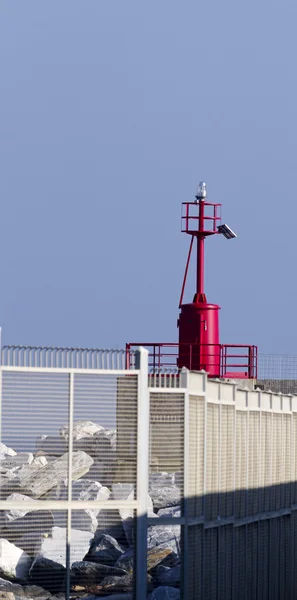 Faro rosso in un porto — Foto Stock