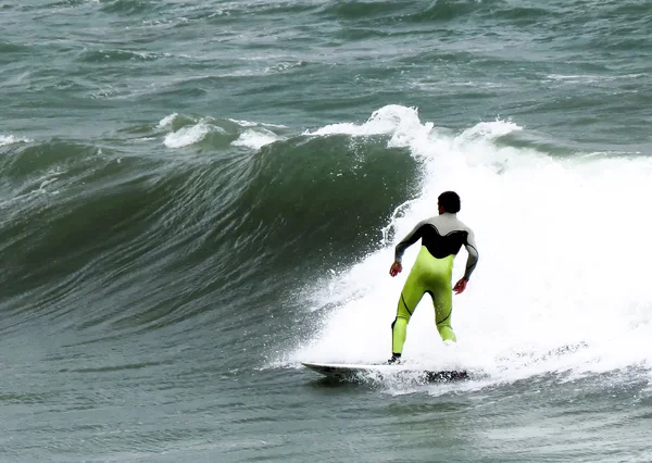 Bir Sörfçü Talya Bir Dalgada Sörf Yapar — Stok fotoğraf