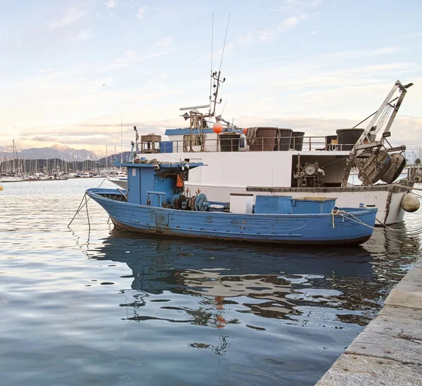 Blaues Fischerboot — Stockfoto