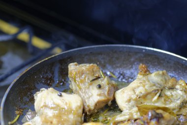 Benim evimde pişmiş tavşan 