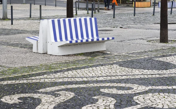 Kék Fehér Városi Pad Egy Lisbon Városi Parkban — Stock Fotó