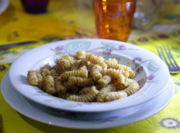 Деталь Італійська паста називається fusilli — стокове фото