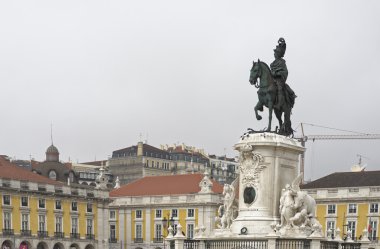Praça Comercio (Commerce Square) Tagus Nehri yakınında yer alır 