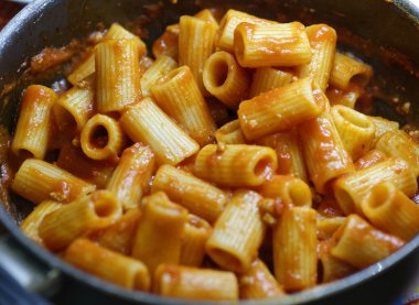 Rigatoni ragu ile