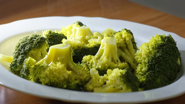 Broccoli al vapore in un piatto da vicino — Foto Stock