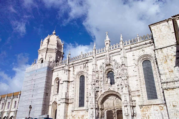 O Mosteiro Jerónimos ou Mosteiro Hieronymites está localizado em — Fotografia de Stock