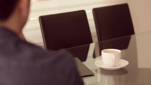 Empresario leyendo periódico y tomando café — Vídeo de stock