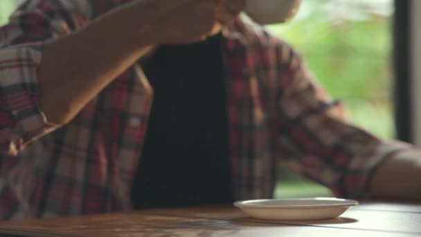 Man läser och dricker kaffe — Stockvideo