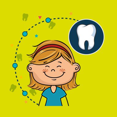 sarışın kız gülümseyerek