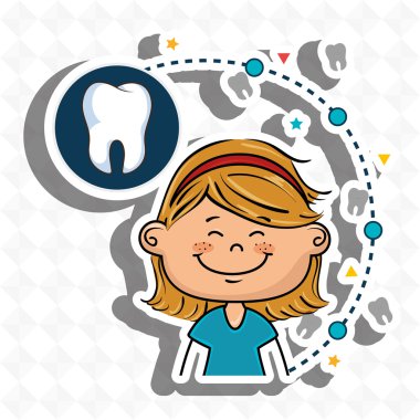 sarışın kız gülümseyerek