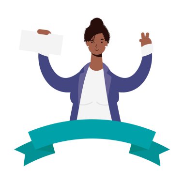 Afro etnik kadın oy kartıyla kutluyor