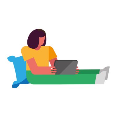 Yastığında dizüstü bilgisayarı olan kadın ev vektör tasarımında çalışıyor.