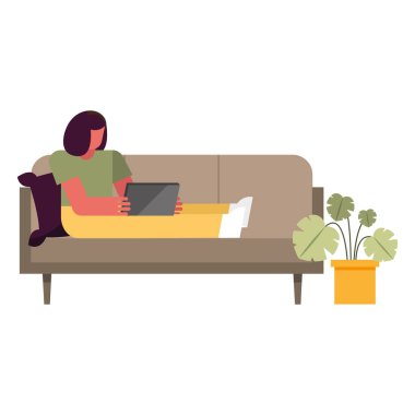 Kanepede dizüstü bilgisayarı olan kadın ev vektörü tasarımında çalışıyor.