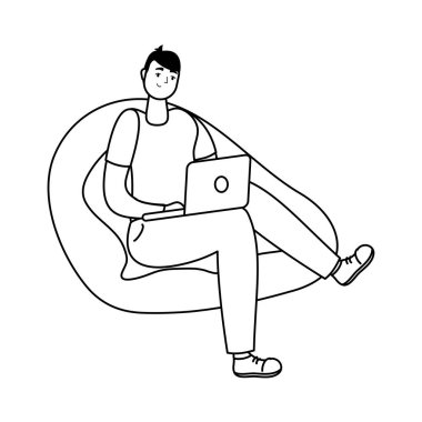 Genç adam dizüstü bilgisayar teknolojisiyle kanepeye oturdu.