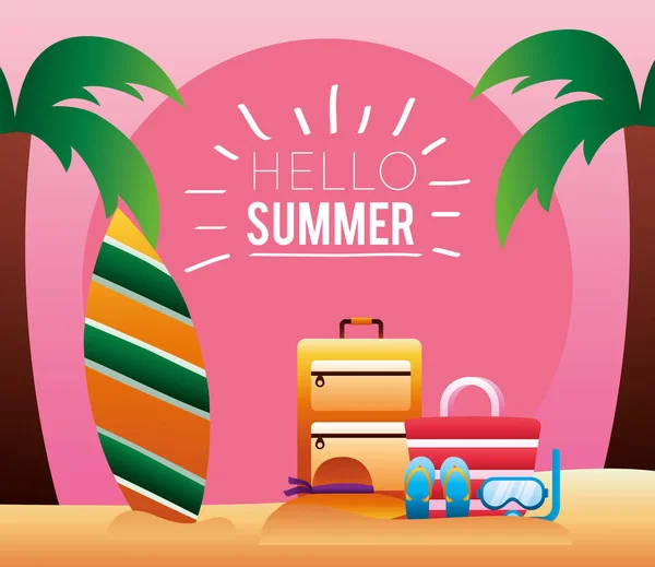 Hola temporada de verano letras con tabla de surf y palmeras — Vector de stock