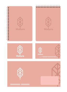 dizüstü bilgisayarlar ve bohça beyaz arkaplan ile ayarlanmış ögeler